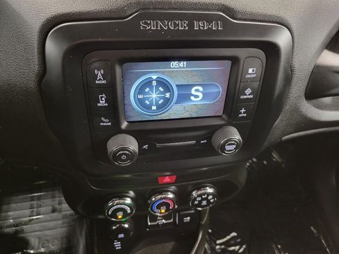 Used 2016 Jeep Renegade Latitude image 10