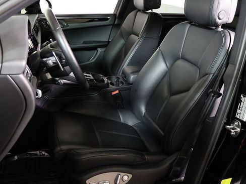 Used 2023 Porsche Macan AWD/4WD image 4