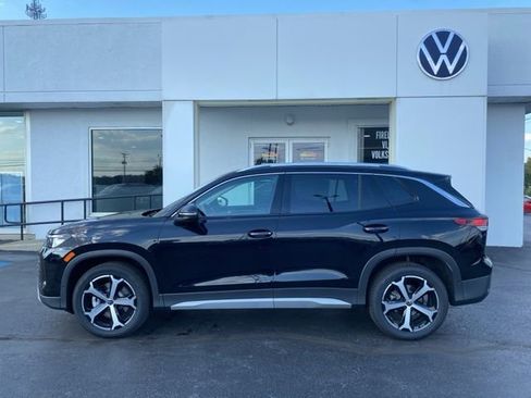 New 2025 Volkswagen Tiguan SE image 12