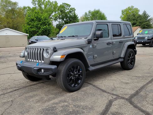Used 2023 Jeep Wrangler Unlimited Sahara w/ Cold Weather Group AWD/4WD image 2