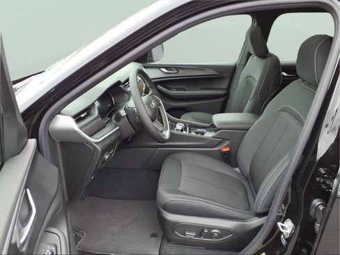 New 2025 Jeep Grand Cherokee L Laredo image 18