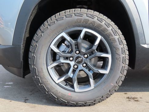 New 2026 Chevrolet Equinox ACTIV w/ Convenience Package III AWD/4WD image 18