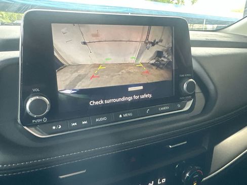 Used 2025 Nissan Rogue SV FWD image 19