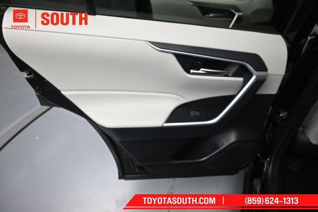 Used 2025 Toyota RAV4 XLE AWD/4WD image 25