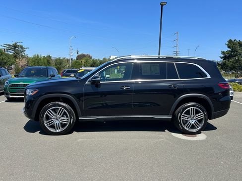 Used 2025 Mercedes-Benz GLS 450 4MATIC image 2