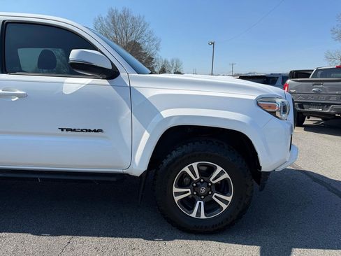 Used 2016 Toyota Tacoma TRD Sport w/ Towing Package image 38