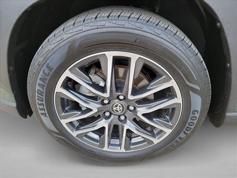 Used 2026 Toyota Corolla Cross XLE w/ Convenience Package FWD image 9