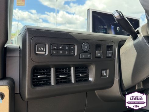 Used 2024 Chevrolet Brightdrop 400 w/ Commercial Equipment Package AWD/4WD image 11