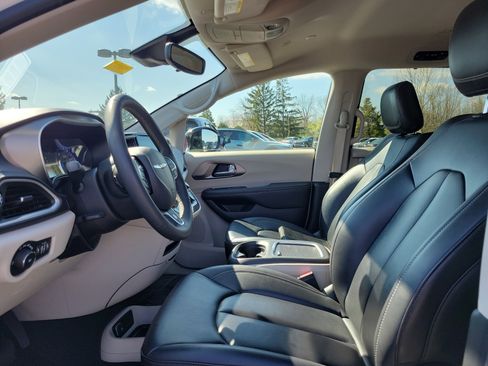 Used 2024 Chrysler Pacifica Touring-L image 15