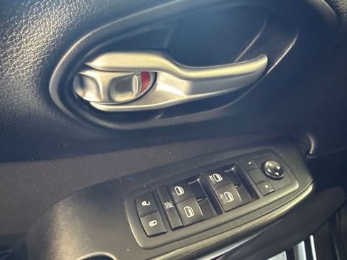 Used 2016 Jeep Cherokee Latitude FWD image 19