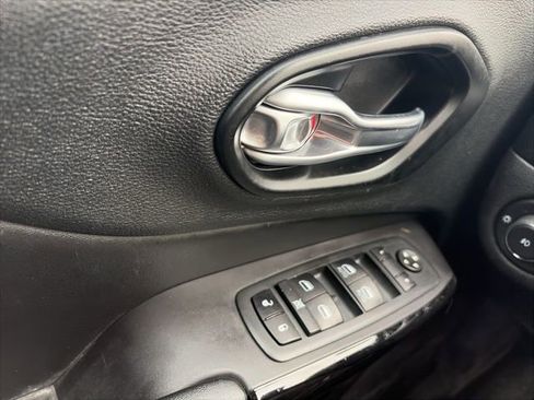 Used 2020 Jeep Cherokee Latitude Plus image 18