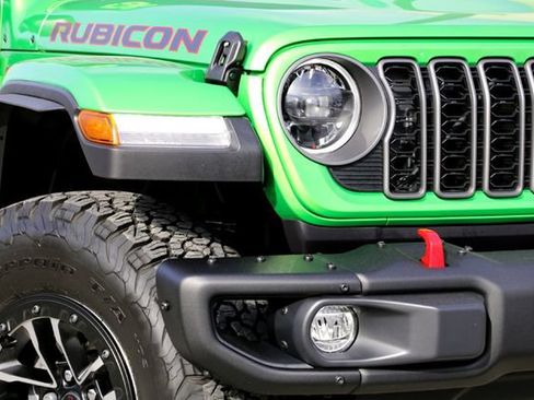 Used 2025 Jeep Wrangler Unlimited Rubicon AWD/4WD image 3
