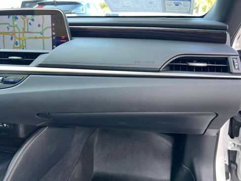 Used 2019 Lexus ES 300h Ultra Luxury w/ Accessory Package 2 FWD image 75
