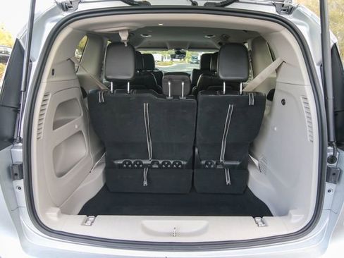 Used 2023 Chrysler Pacifica Touring-L image 28