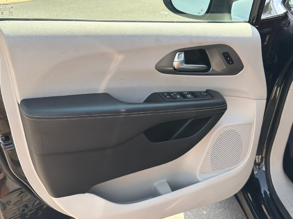 Used 2023 Chrysler Pacifica Touring-L FWD image 10