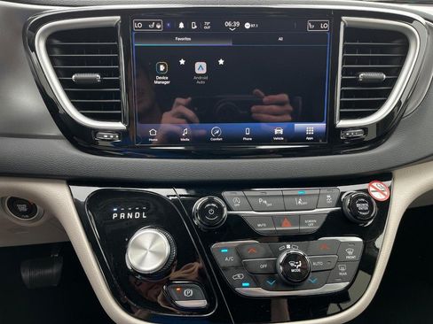 Used 2023 Chrysler Pacifica Touring-L FWD image 24