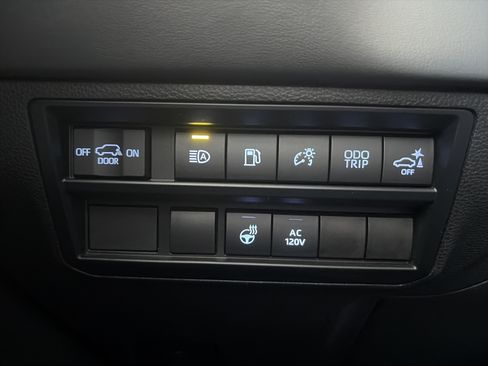 Used 2024 Toyota Sequoia Platinum AWD/4WD image 9