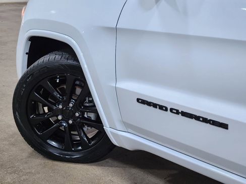 Used 2019 Jeep Grand Cherokee Altitude image 23