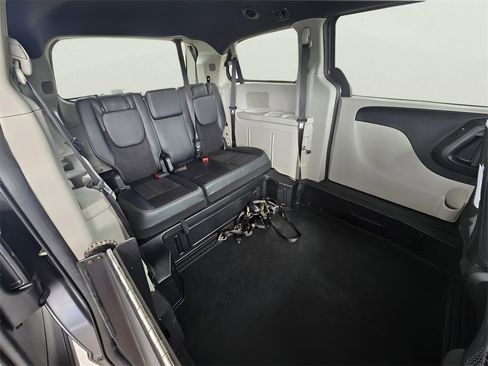 Used 2020 Dodge Grand Caravan SXT image 61
