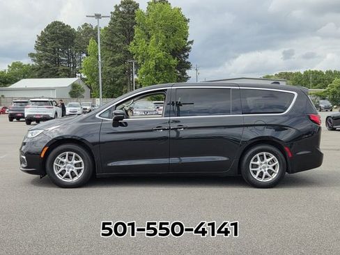 Used 2023 Chrysler Pacifica Touring-L FWD image 2