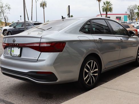 Used 2025 Volkswagen Jetta SE FWD image 13