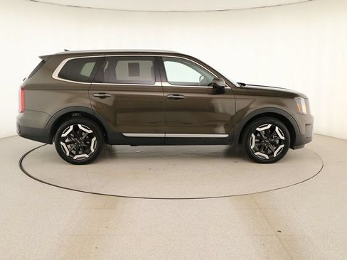 Used 2024 Kia Telluride S FWD image 8