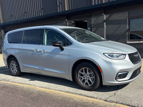 Used 2024 Chrysler Pacifica Touring-L FWD image 3