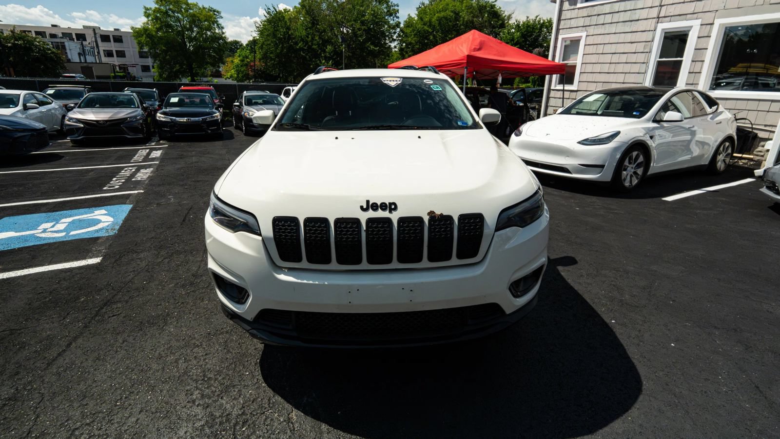 Used 2019 Jeep Cherokee Latitude Plus AWD/4WD image 9