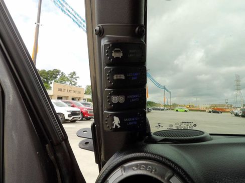 Used 2016 Jeep Wrangler Unlimited Sahara w/ Connectivity Group image 10