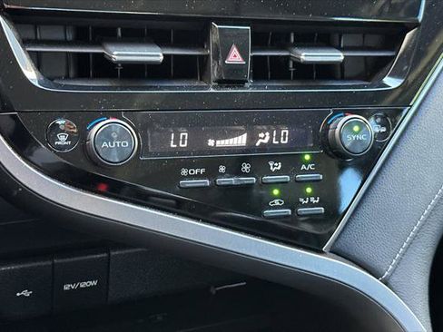 Used 2022 Toyota Camry XSE image 18