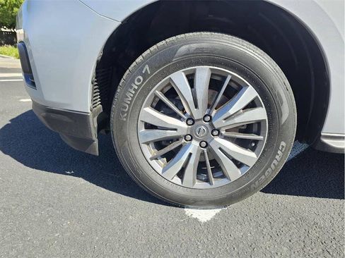 Used 2018 Nissan Pathfinder SV AWD/4WD image 9