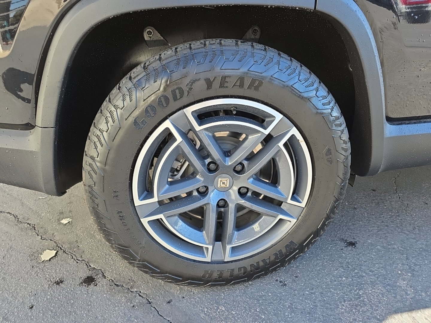 Used 2025 Rivian R1S Adventure Dual AWD/4WD image 30
