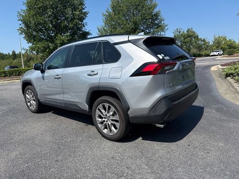 Used 2022 Toyota RAV4 XLE Premium FWD image 4