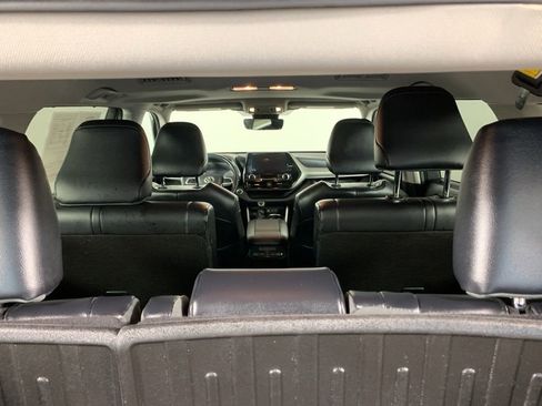 Used 2023 Toyota Highlander XLE AWD/4WD image 14