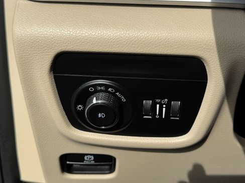 Used 2022 Jeep Grand Cherokee Limited image 29