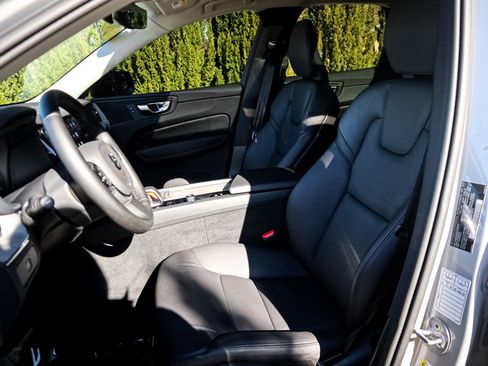 Used 2025 Volvo XC60 B5 Plus image 16