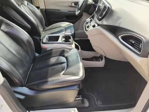 Used 2023 Chrysler Pacifica Touring-L FWD image 9