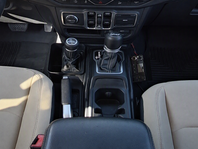 Used 2018 Jeep Wrangler Unlimited Sahara AWD/4WD image 13