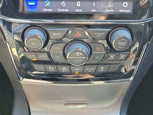 Used 2022 Jeep Grand Cherokee Laredo X image 34