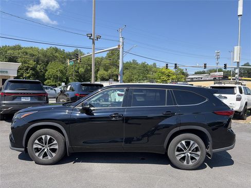 Used 2022 Toyota Highlander XLE AWD/4WD image 2