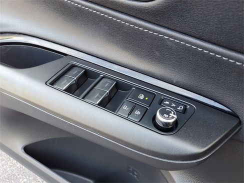 Used 2022 Toyota Venza LE image 30