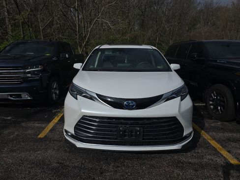 Used 2024 Toyota Sienna Platinum image 2