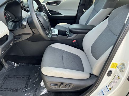 Used 2022 Toyota RAV4 XLE w/ Convenience Package AWD/4WD image 10