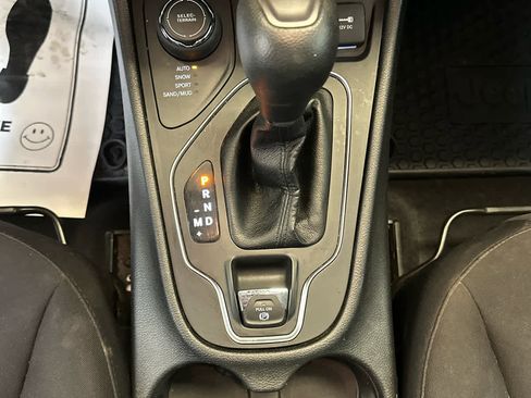Used 2020 Jeep Cherokee Latitude w/ Cold Weather Group AWD/4WD image 31