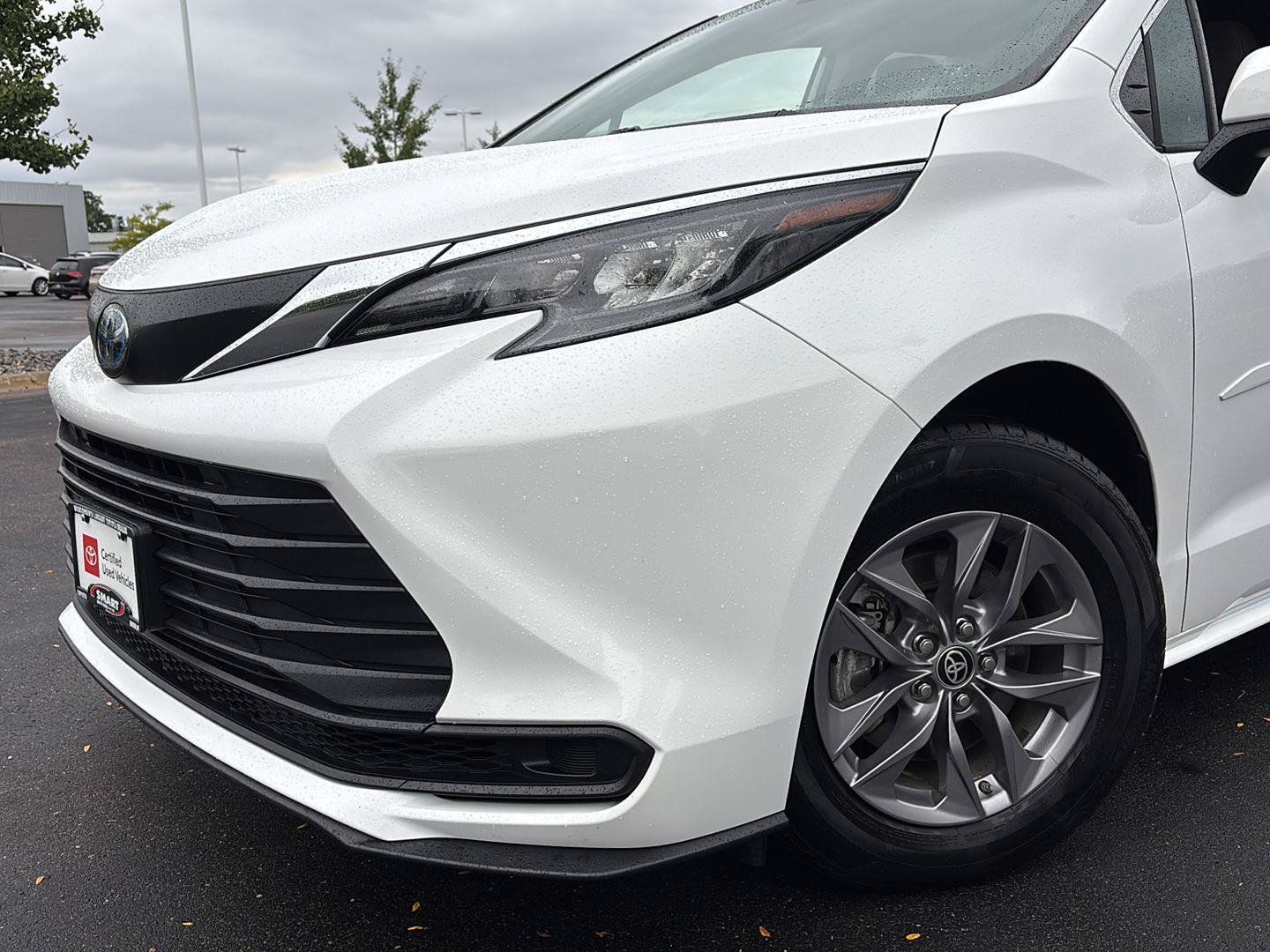 Used 2024 Toyota Sienna LE AWD/4WD image 5
