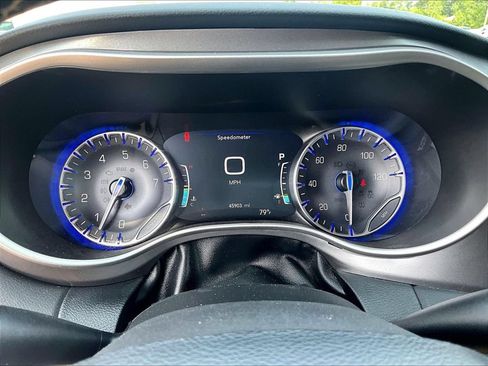 Used 2024 Chrysler Pacifica Touring-L FWD image 16