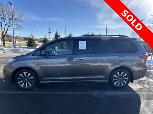 Used 2020 Toyota Sienna XLE image 2