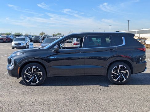 Used 2023 Mitsubishi Outlander SEL image 2