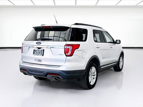 Used 2018 Ford Explorer XLT w/ Equipment Group 201A AWD/4WD image 4