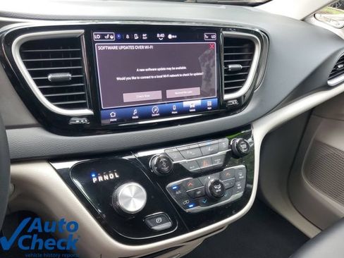 Used 2024 Chrysler Pacifica Touring-L FWD image 24